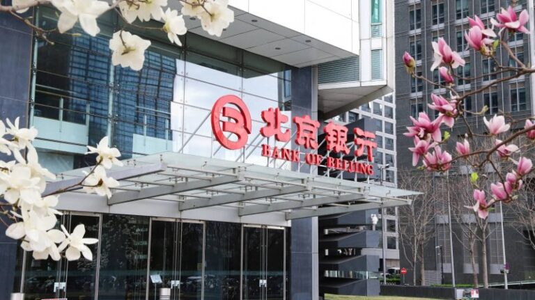 xm外汇平台官网地址你上班，机器人帮你给车充电！年内，北京千台充电机器人上岗
